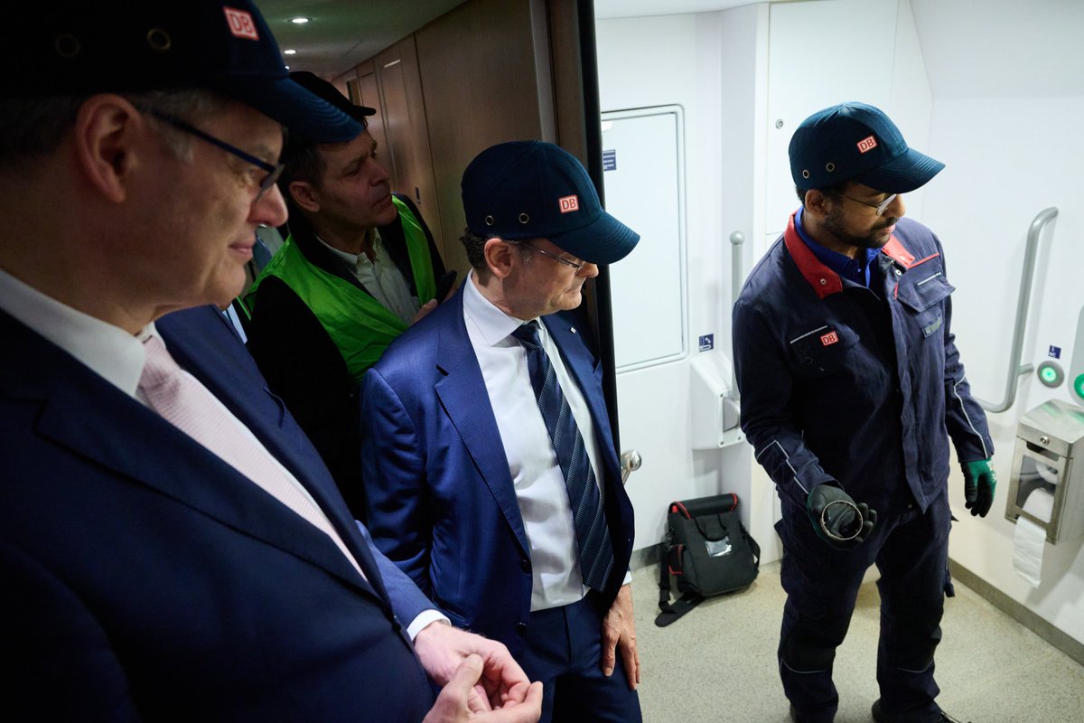 BMV's tweet image. 🚄 Mehr Komfort für alle, die #Bahn fahren! Das neue Sofortprogramm bringt:
✨ Doppelt so viele Reinigungskräfte für mehr Sauberkeit in den Zügen
🥐Verbesserte Bordgastronomie
🔧Schnelle Reparaturen durch mobile Teams