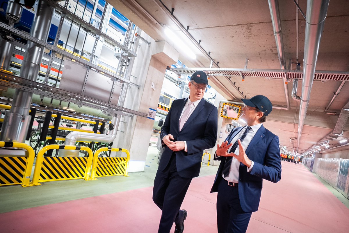 BMV's tweet image. 🚄 Mehr Komfort für alle, die #Bahn fahren! Das neue Sofortprogramm bringt:
✨ Doppelt so viele Reinigungskräfte für mehr Sauberkeit in den Zügen
🥐Verbesserte Bordgastronomie
🔧Schnelle Reparaturen durch mobile Teams