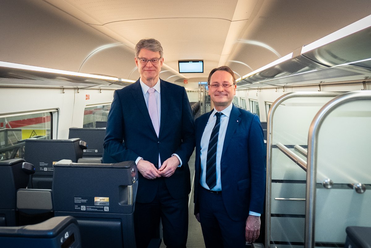 BMV's tweet image. 🚄 Mehr Komfort für alle, die #Bahn fahren! Das neue Sofortprogramm bringt:
✨ Doppelt so viele Reinigungskräfte für mehr Sauberkeit in den Zügen
🥐Verbesserte Bordgastronomie
🔧Schnelle Reparaturen durch mobile Teams