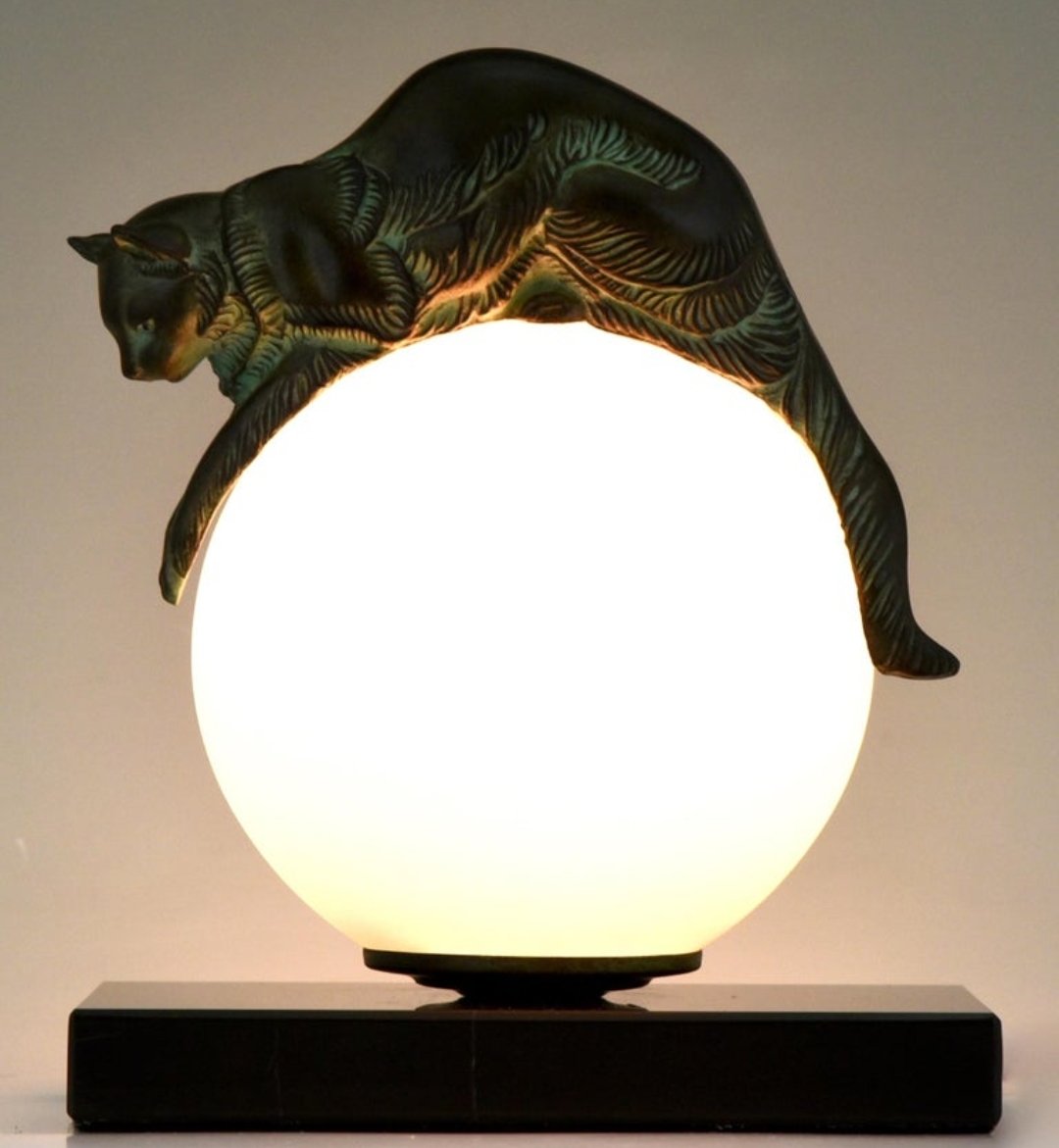 "Équilibré"

French Art Deco table lamp, designed by Eugène Gaillard and produced by Max Le Verrier, circa 1920s.