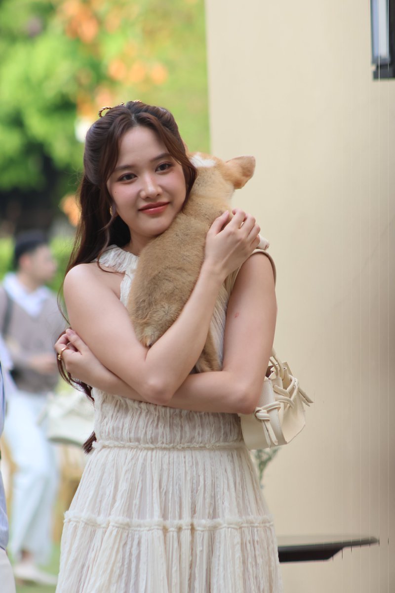 วันนี้แว๊บไปหาน้องเปียโน ระหว่างรอน้อง แฟนคลับน้องฟรีนคุยด้วย ก็คุยเรื่องกล้องมีแค่ 150mm ซูมไม่ถึง น้องอีกคนได้ยินเลยถามว่า ใช้กล้องอะไร พอบอก canon r7 น้องเค้าก็เอาเลนส์ 300 มาให้บอกใช้ได้เลยค่ะ คือน่ารักมาก แล้วพอยืนรอนานๆ อากาศร้อนมาก ด้วยความทำงานมาตั้งแต่เช้า มันเพลียๆ