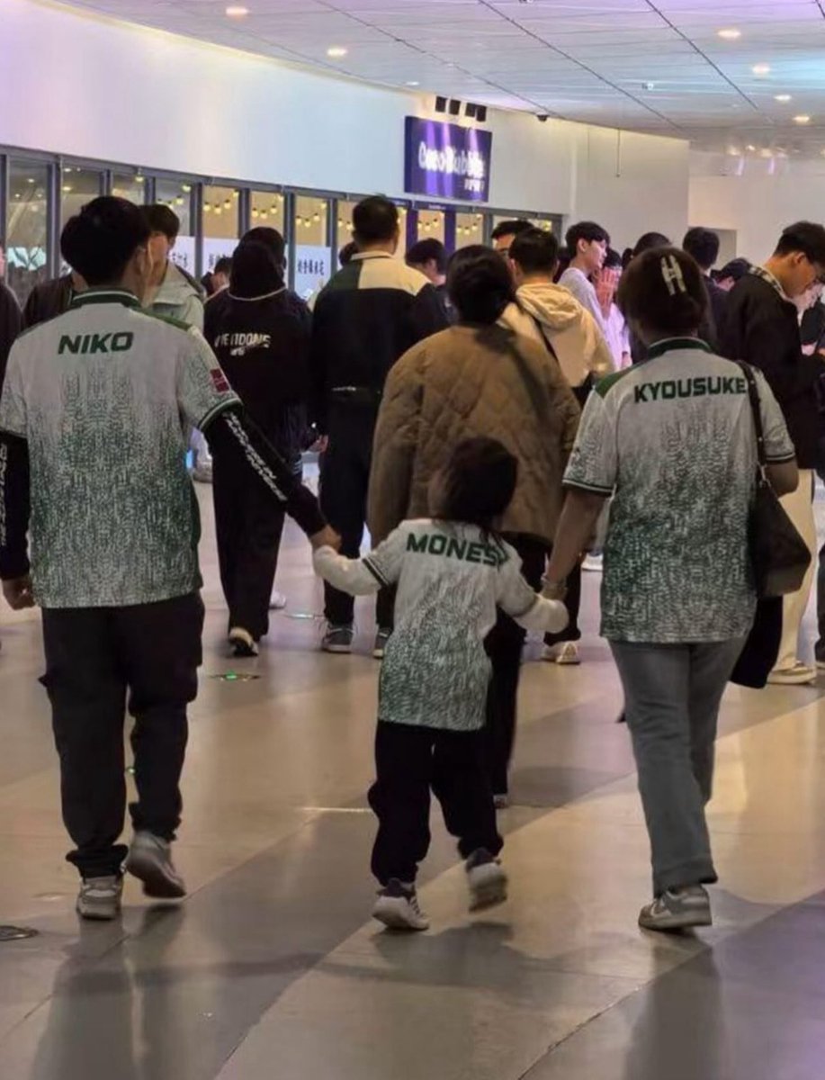 هذي اعظم صورة شفتها بتاريخ الكلانات و الرياضات الالكترونية 
-
صورة عفوية لعائلة مع بنتهم الصغيره رايحين يحضرون قيم فالكونز بكاونتر سترايك
-
والله عظمة يافالكونز💚🇸🇦