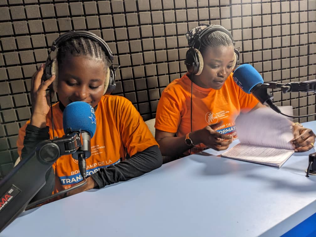 AilesDuCoeurS_K's tweet photo. #CampagneDuMoisFéminin

Dans les murs de la Radio Stars Bukavu  avec les filles formées au Bootcamp de transformation en discutant sur comment est-ce qu'investir dans la voix des adolescentes, c’est bâtir l’avenir ! 

Une émission qui à mis en valeur l'académie. #ALF #8Mars https://t.co/dBCZqErN63