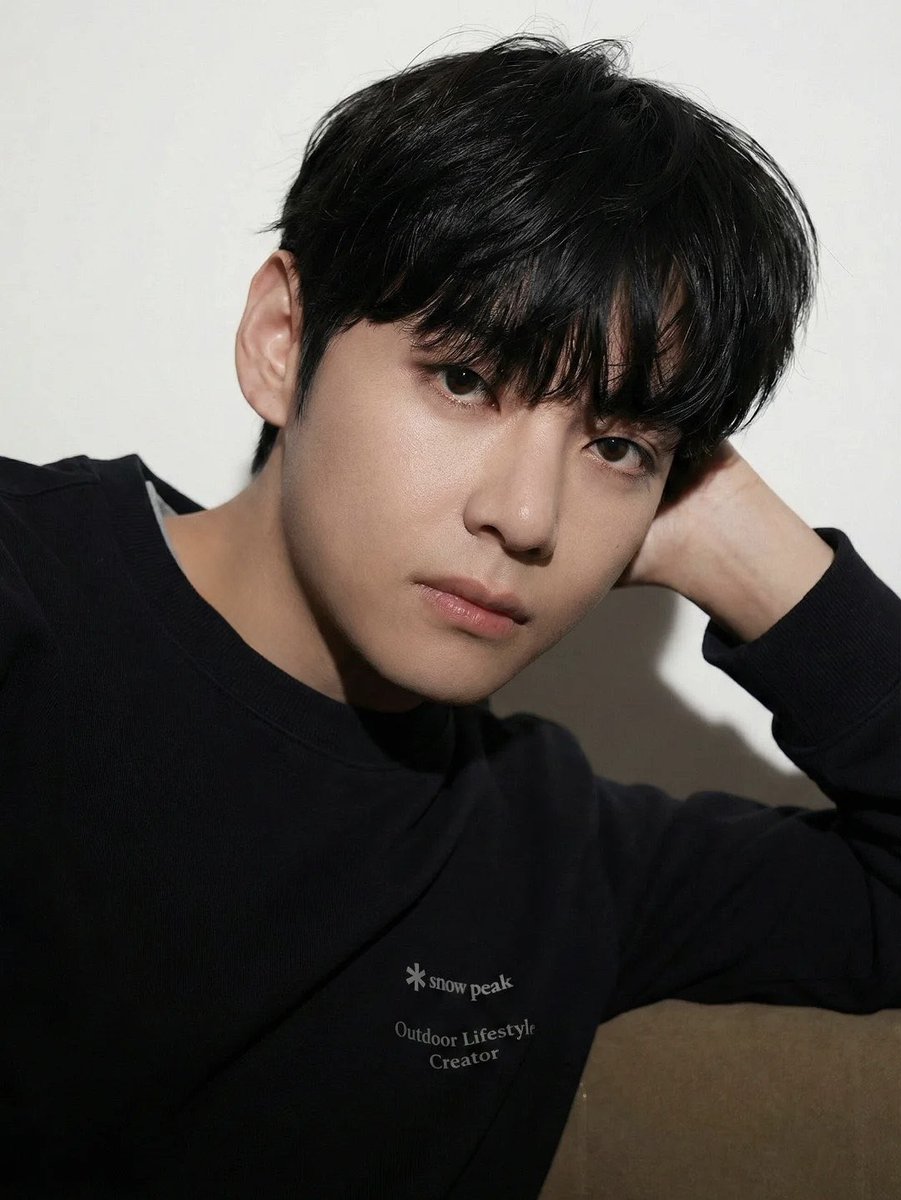 he makes looking good so easy when hes the only human to look like that