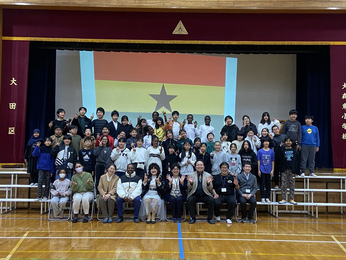 MonphyNGO's tweet photo. 本日2026年2月27日、大森東小学校4・5年生とガーナのマンフィースクールの生徒たちによる国際交流イベントが開催されました。このイベントは、ガーナと日本の相互尊重を育む素晴らしい経験となりました。

生徒たちは木琴、鉄琴、ピアノ、シンバルなどの楽器を演奏し、心温まる交流をしました。 https://t.co/rhmAEdARPM