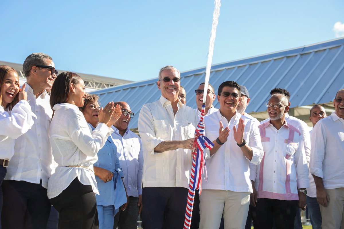 luisabinader's tweet photo. En la provincia de Santo Domingo se ha impactado por todos sus territorios, con 385 obras, entre las que destacan la avenida Ecológica, la ampliación del Acueducto Oriental Barrera de Salinidad, la remodelación, reconstrucción y equipamiento de la ciudad sanitaria Dr. Luis Eduardo Aybar, así como el Teleférico de Los Alcarrizos y la recién inaugurada Línea 2C del Metro hacia Los Alcarrizos.
#CuentasClarasRD🇩🇴 #SigamosCambiandoRD🇩🇴