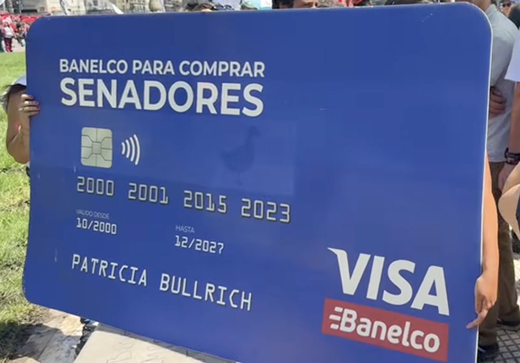 una banelco a nombre de Bullrich para comprar la voluntad de senadores para aprobar la reforma laboral

ahora en la plaza del Congreso