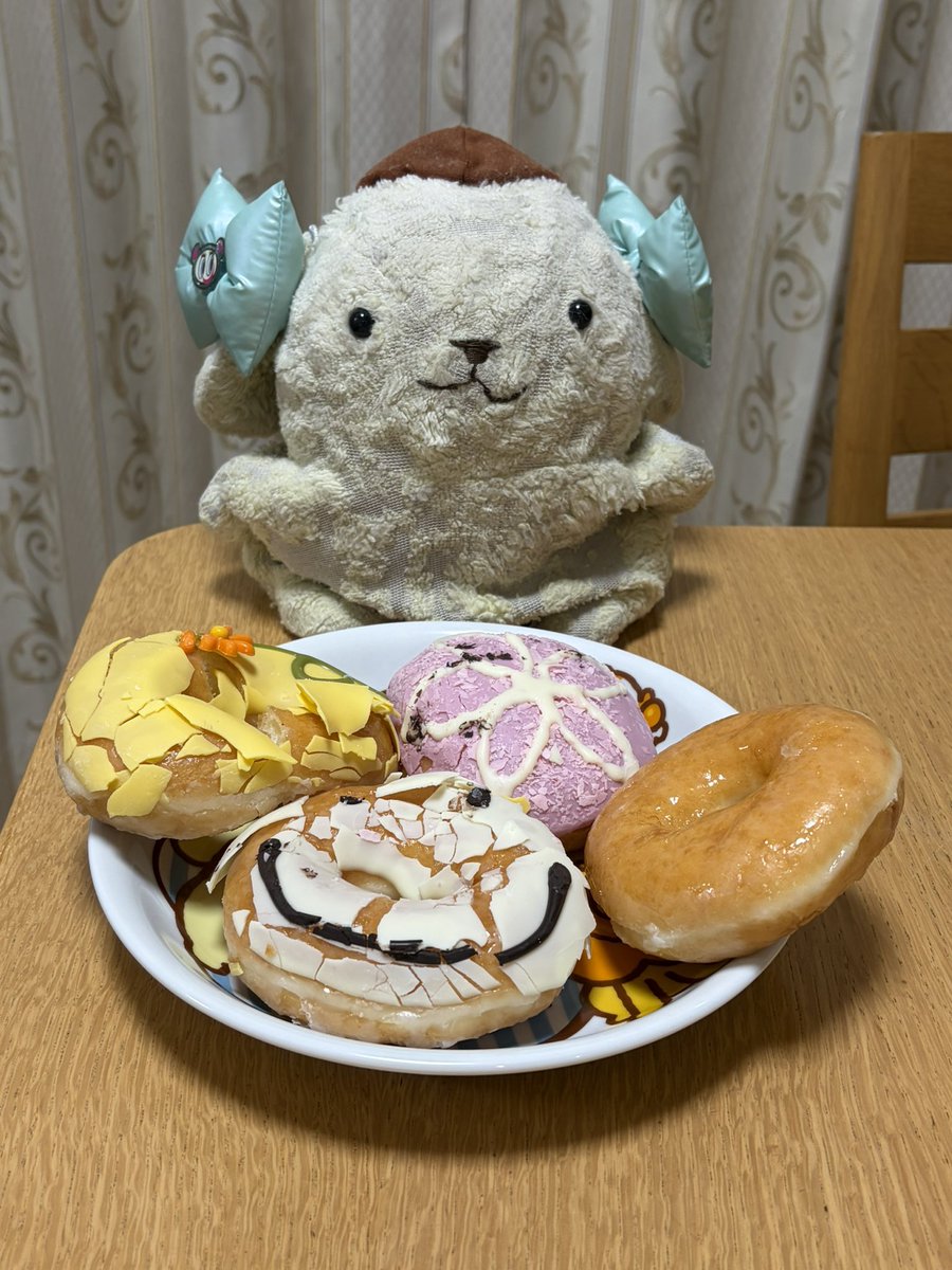 U・ω・Ｕ『ヤベェプリっ…‼️

クリスピークリームドーナツかってもらったプリのに、バキバキになっちまったプリっ❗️🍩😅💦

でも、ファンよろこんでくれたプリっ❗️』