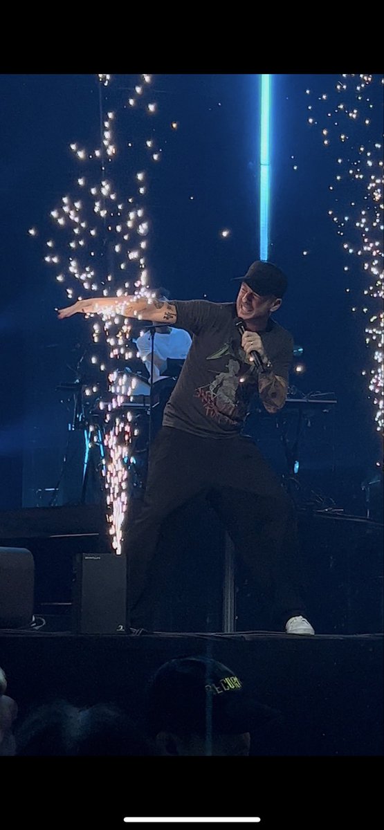 BlueNY937's tweet photo. 流石に痛そう…🥵
#ワンリパブリック #ワンリパ　@RyanTedder  @OneRepublic https://t.co/ro66dJU7Qz