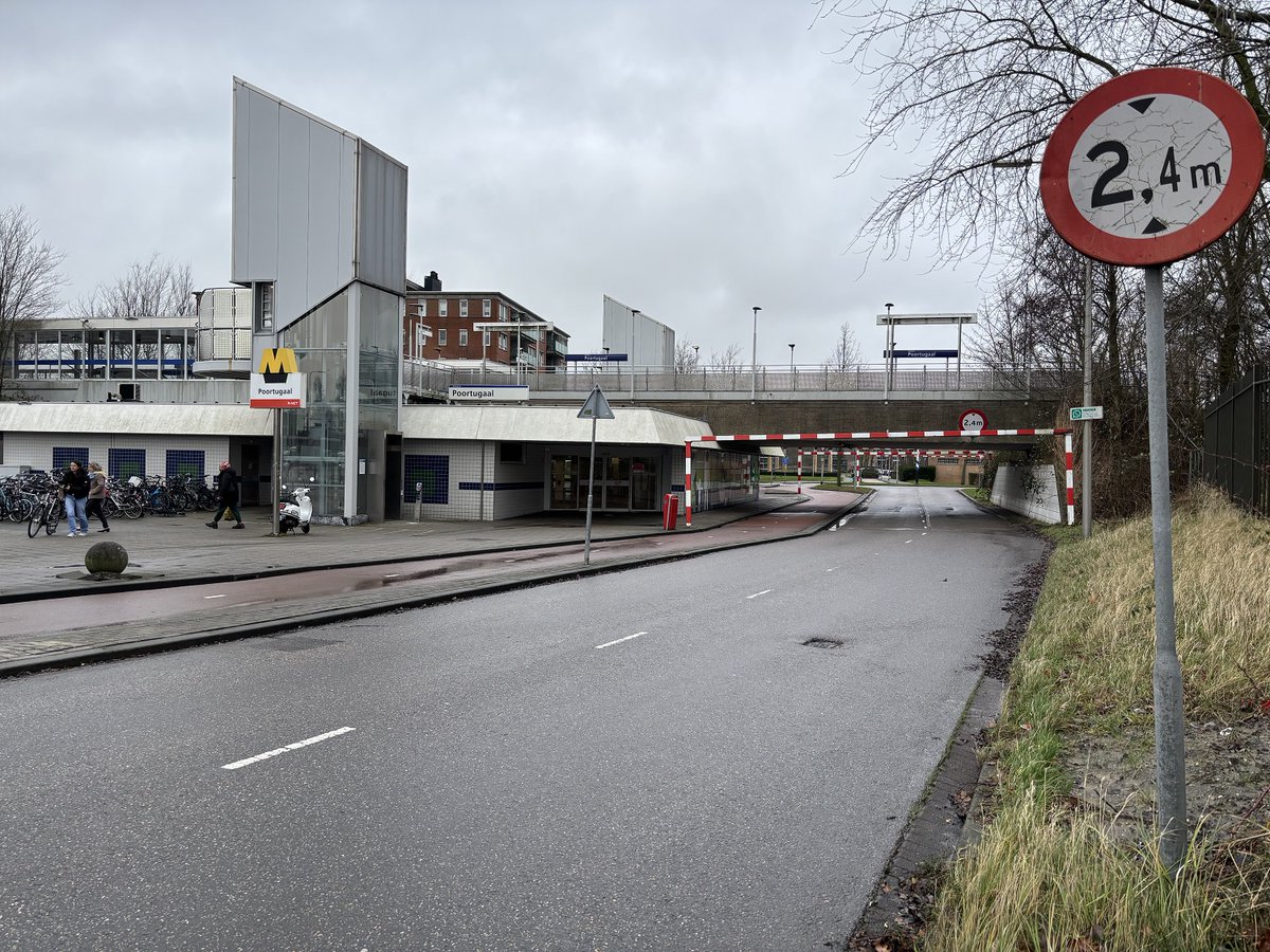 Op zaterdag 28 februari is de onderdoorgang aan de Hofhoek bij metrostation Poortugaal weer open voor verkeer. 🚗✅
Houd rekening met de maximale doorrijhoogte onder het metroviaduct van 2,40 meter.