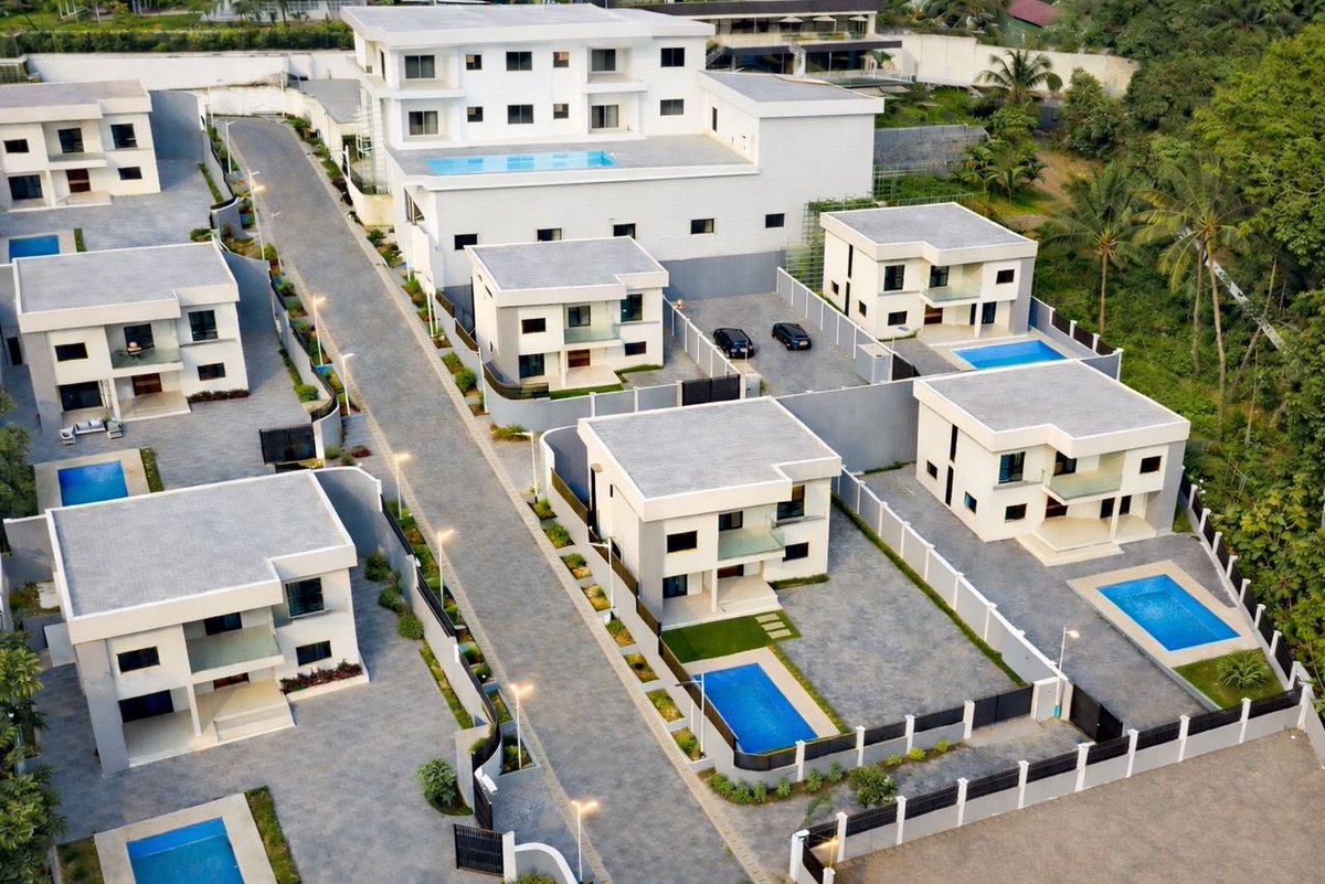 vslproperty's tweet photo. Is this your dream home? 🏡✨
Redefining luxury at Spur Road, Freetown. 3-bed executive villas with private pools &amp; 24/7 security. 🇸🇱
👇 What’s the first thing you’d do here?
1️⃣ Pool dive 🏊‍♂️
2️⃣ Balcony sunset 🍹
📞 +23273017891 https://t.co/pOUyB4Mti5 
#salonex https://t.co/pptBJqqf6l