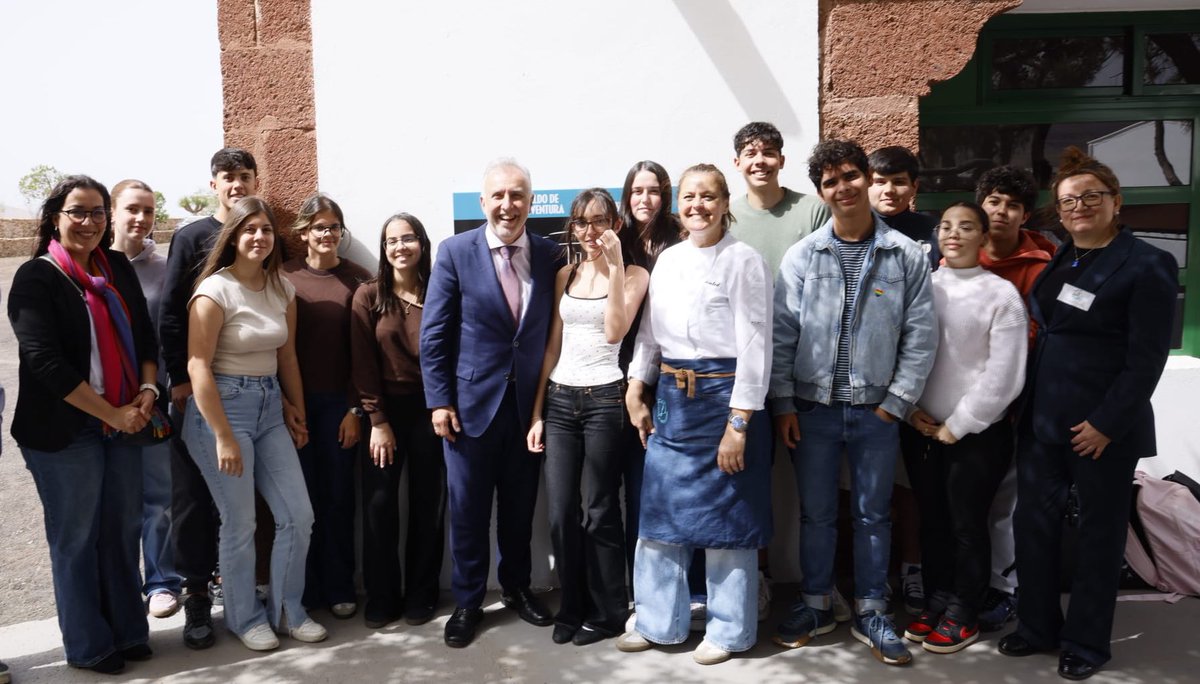 avtorresp's tweet photo. Una de las cosas más reconfortantes de celebrar la libertad en actos como el de hoy en Tefía, es estar en contacto con personas que han sido reconocidas por su trayectoria en defensa de la democracia.

Y también con jóvenes que valoran los derechos de los que disfrutamos y por los que tanta gente, sufrió, luchó y hasta dio la vida.

#LaDemocraciaEsTuPoder
#MemoriaEsDemocracia