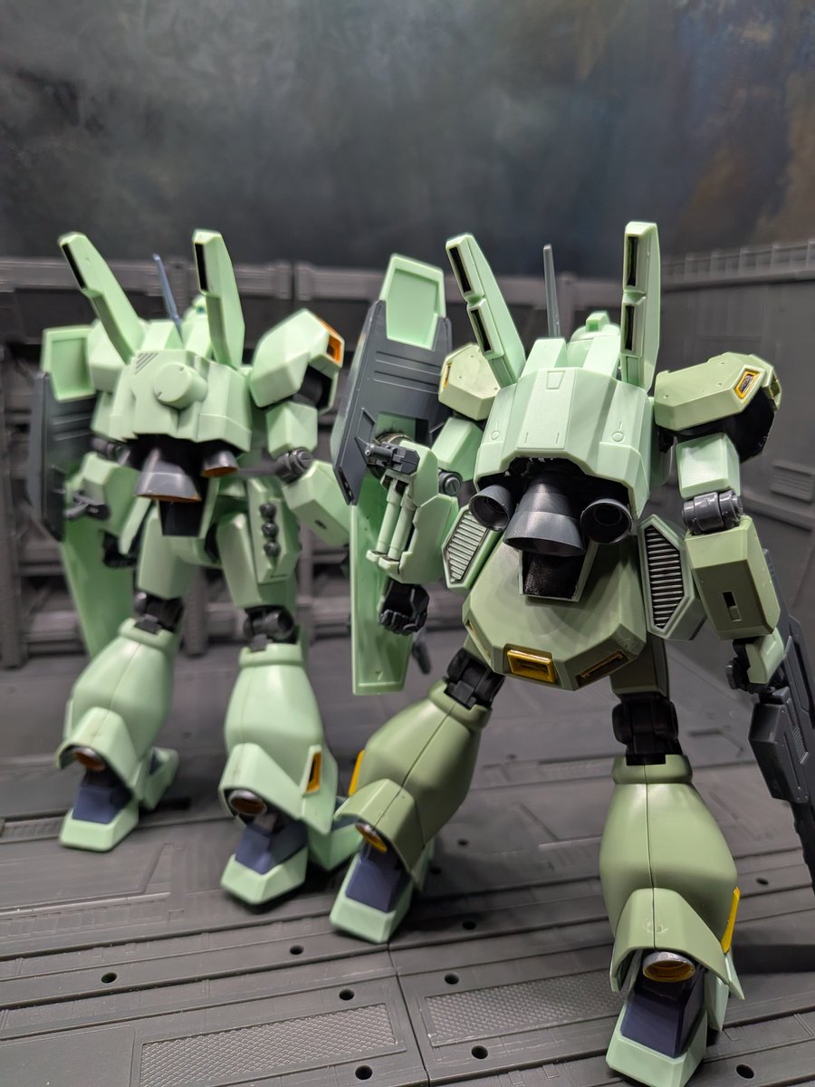 初期ジェガンと比較。 F91のbタイプはマーク2みたいな胸部で ツイン