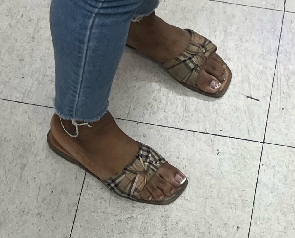 BestFootGallery's tweet photo. spanish mami #candidfeet https://t.co/shtt9pdJXc