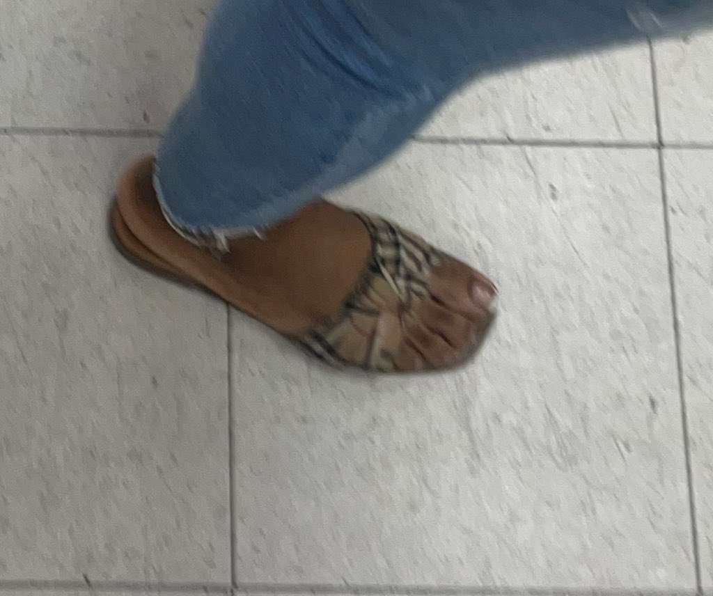 BestFootGallery's tweet photo. spanish mami #candidfeet https://t.co/shtt9pdJXc