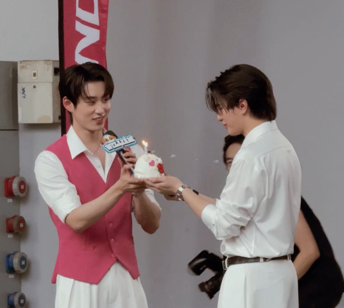 ไปในที่ที่เรา ไม่ต้องซ่อนใต้เงาของใคร ㅠㅠ