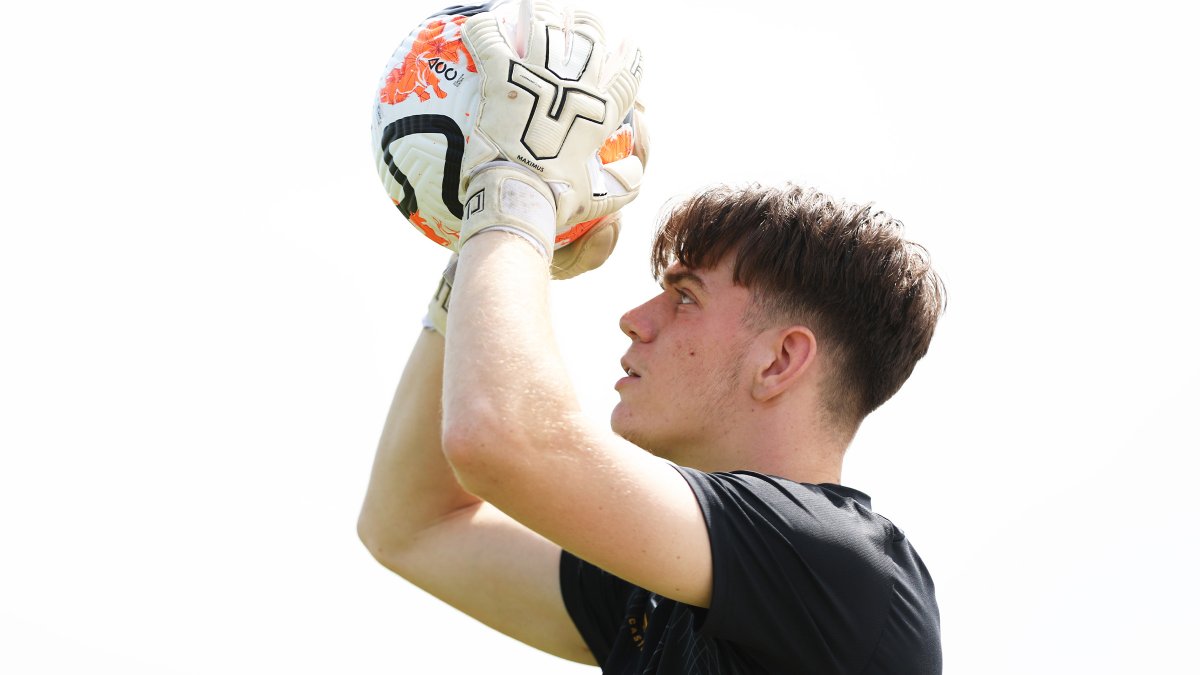 RedditchUtd's tweet photo. We're pleased to welcome Stan Amos to the Reds 🤝

The 20-year-old goalkeeper arrives to strengthen our goalkeeping department for the remainder of the season 🧤

Welcome to the Reds, Stan 🔴

Read more below ⬇️
https://t.co/7izIZO6JdY https://t.co/61Mb2mwnjE