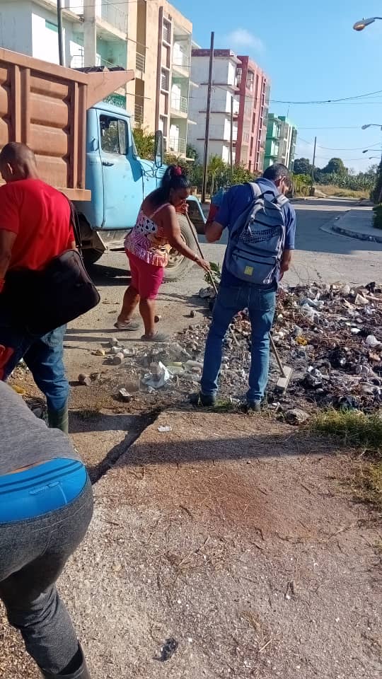 Se trabaja en la higienización de la Capital. En el Cotorro sus trabajadores recogen desechos sólidos esta mañana en cambio de labor <a href="/AlfredoVzquezP/">Alfredo Vázquez Pérez</a> <a href="/Colina_CTCuba/">Miguel Colina</a> <a href="/DirectEducaHab/">Karenia Marrero Arrechea</a> ##CubaEstáFirme #CtcLaHabana ❤️🇨🇺🇨🇺🇨🇺