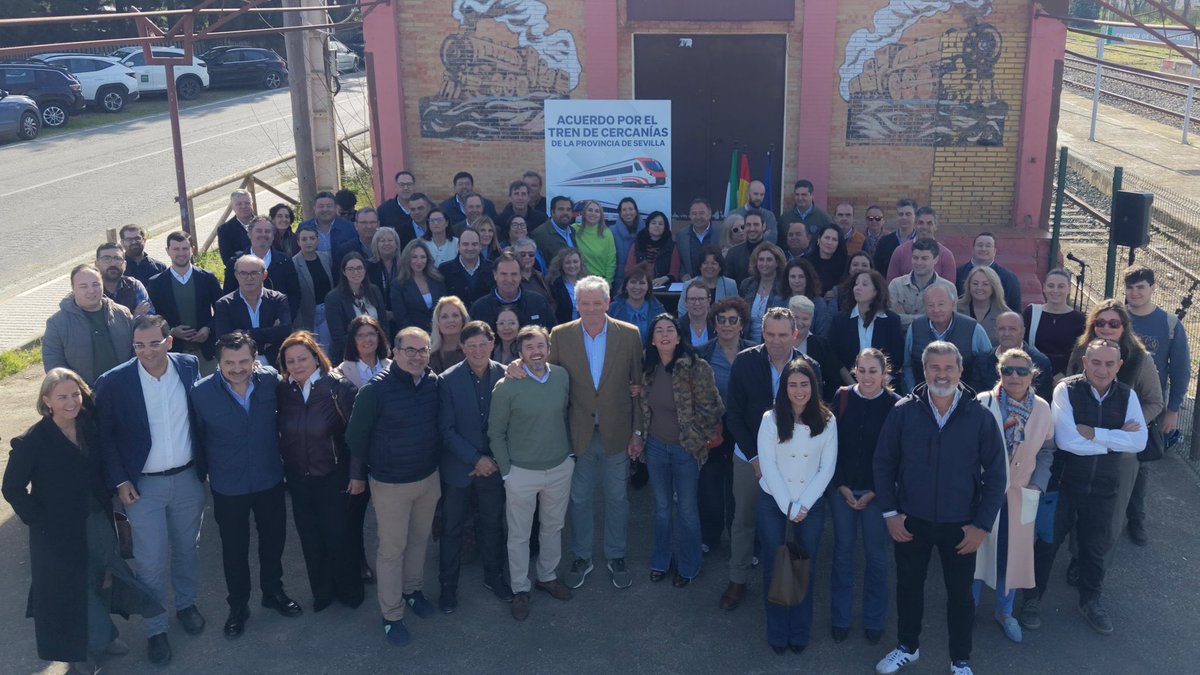 Los sevillanos alzan la voz ante las graves deficiencias del transporte ferroviario.

Hoy damos un paso más en defensa de nuestra provincia con la firma del primer ‘Acuerdo por el Tren de Cercanías en la provincia de Sevilla’ que marca el inicio de una recogida de firmas en todos