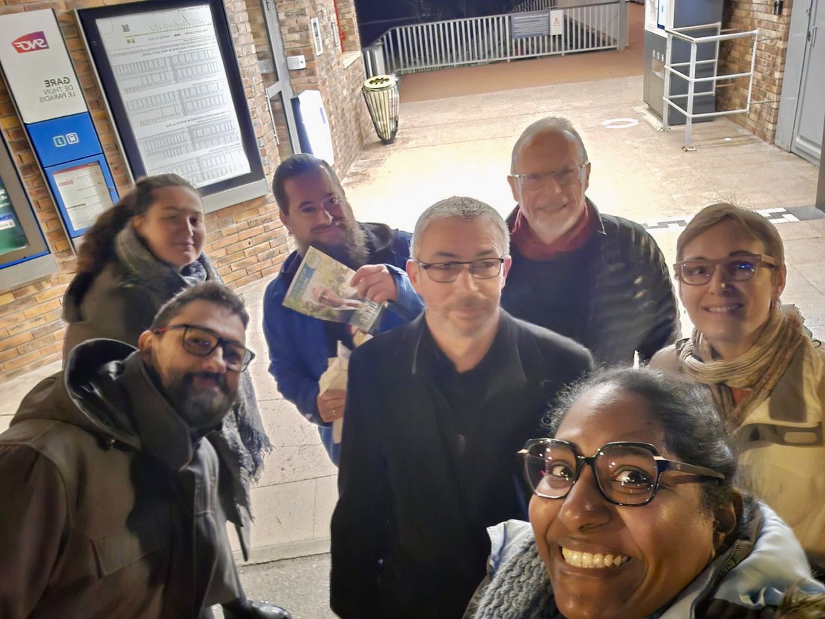 MeulanU's tweet photo. Sur le terrain, notre équipe va à votre rencontre ! 💬
Écouter, échanger, partager nos idées : chaque tract distribué est une occasion de dialogue et d’action pour notre ville.

#meulan #municipales2026 #notreseulpartiMeulan #electionsmunicipales2026 #stephanegauthier
 #Meulan https://t.co/Nk3DN1f5e1