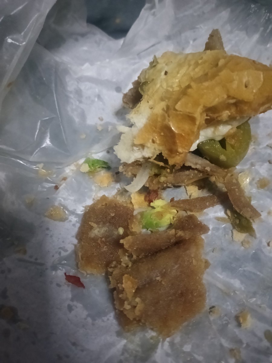 Timmy no tuvo claces y nos dieron descanso del hospital, la neta nos a caído muy bien, nos estamos recuperando de la joda, de enero febrero y hoy nos desayunamos una tortita de milanesa qué me trajo un amigo de antaño, puso su torteria y nos trajo a probar, siempre bendecidos 🩵