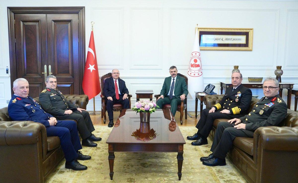 Millî Savunma Bakanı Sayın Yaşar Güler, Genelkurmay Başkanı Orgeneral Sayın Selçuk Bayraktaroğlu, Deniz Kuvvetleri Komutanı Oramiral Sayın Ercüment Tatlıoğlu, Hava Kuvvetleri Komutanı Orgeneral Sayın Ziya Cemal Kadıoğlu, Kara Kuvvetleri Komutanı Orgeneral Sayın Metin Tokel'e