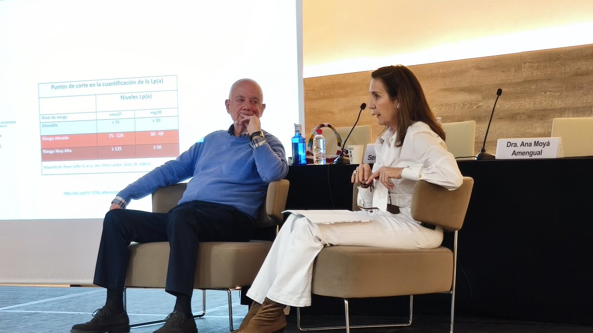 SEMERGENap's tweet photo. ⚡Magnífica y diferente Conferencia Magistra sobre '#DISLIPEMIA: entre la luz de la evidencia y la sombra de la incertidumbre. Una entrevista diferente' con @anamoya48 y el Dr. Adalberto Serrano Cumplido.
#CardioSEMERGEN26 https://t.co/DP3d0SgFhy
