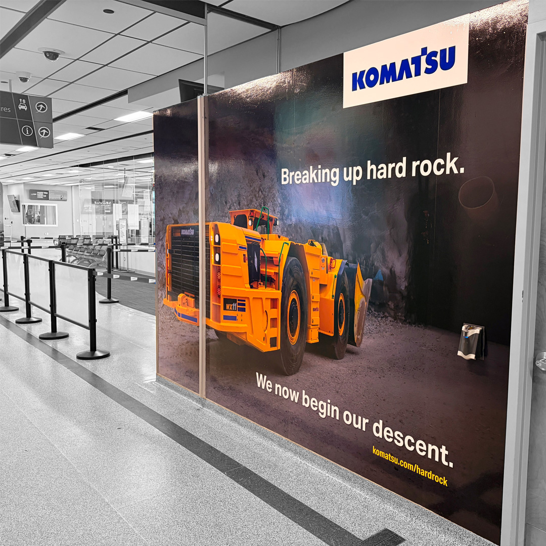 AbconMedia's tweet photo. Takeover mode: ON 🚀

We helped @KomatsuMining dominate the @FlySudbury  Airport with a mix of digital and static media. When you want to reach the mining heart of the north, you go big.

Check out the "descent" mural—a perfect fit for the terminal!

#Komatsu #YSB #AirportAds https://t.co/rB52RYfmBB