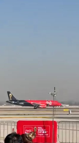 🚨#AlertaADN 

Aterriza en el AIFA el avión que traslada el trofeo de la Copa Mundial de la FIFA 2026, para iniciar su recorrido por varios estados del país