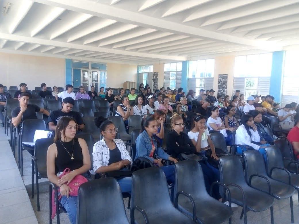 En la mañana del viernes 27 de febrero la  FEU de la <a href="/Universidad_UDG/">Universidad Granma</a> realizó un fructífero encuentro con sus estudiantes para valorar los diferentes procesos en su funcionamiento.
#50AniversarioUDG