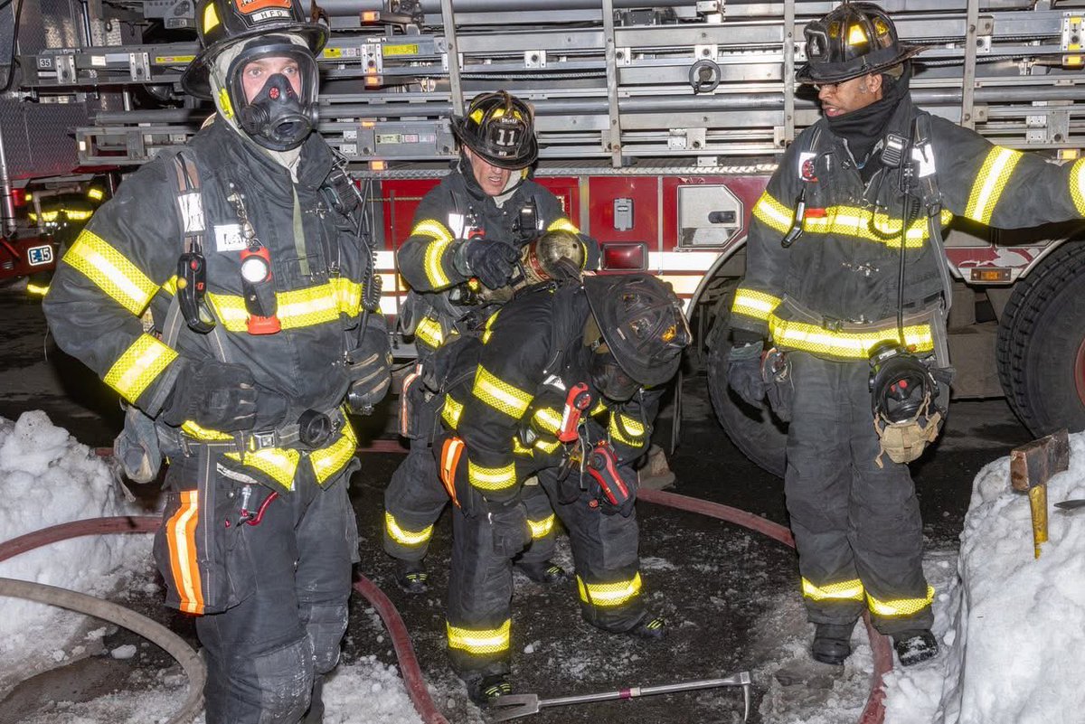 HartfordFire760's tweet photo. 🔥Working Fire 🔥

Last night our members operated at a working fire on #Harbison Ave. The fire was found to be in the basement with extension to the first floor.#HFFLOCAL760 
📸 @squadfirephotos https://t.co/Q1p9Fn5gyO