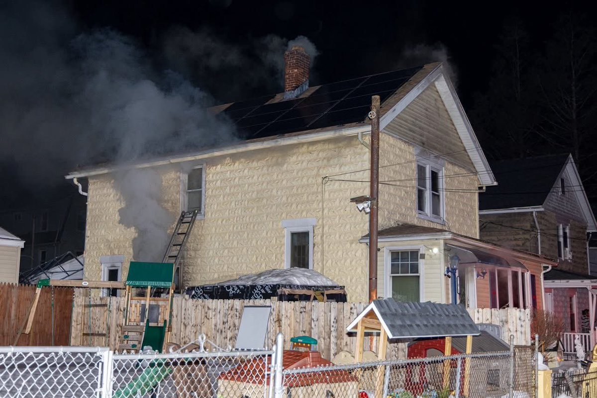 HartfordFire760's tweet photo. 🔥Working Fire 🔥

Last night our members operated at a working fire on #Harbison Ave. The fire was found to be in the basement with extension to the first floor.#HFFLOCAL760 
📸 @squadfirephotos https://t.co/Q1p9Fn5gyO