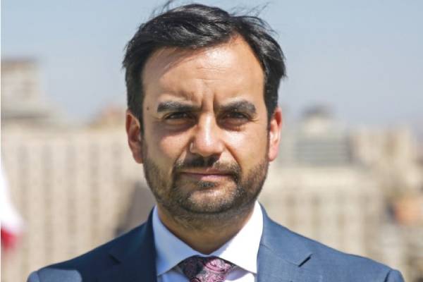 Fuga de reos desde la ex penitenciaria de Stgo ,  todos gritan : " crisis en gendarmeria , el sistema de seguridad esta obsoleto " ya ha rodado cabezas de oficiales y gendarmes razos ¿ y este huevas que es ministro de justicia es vaca sagrada ? NADA hizo