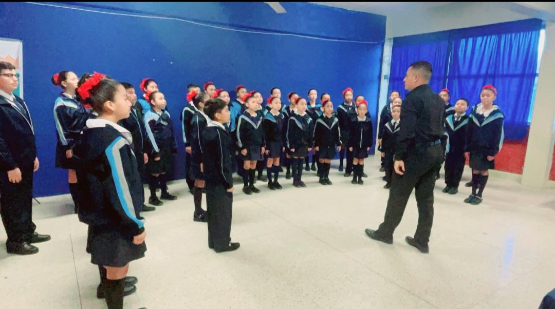 Los maestros motivamos a nuestros alumnos no solo con aprendizajes, formamos en ellos parte importante de su confianza personal.
👨‍🏫👩‍🏫👨‍🎓👩‍🎓