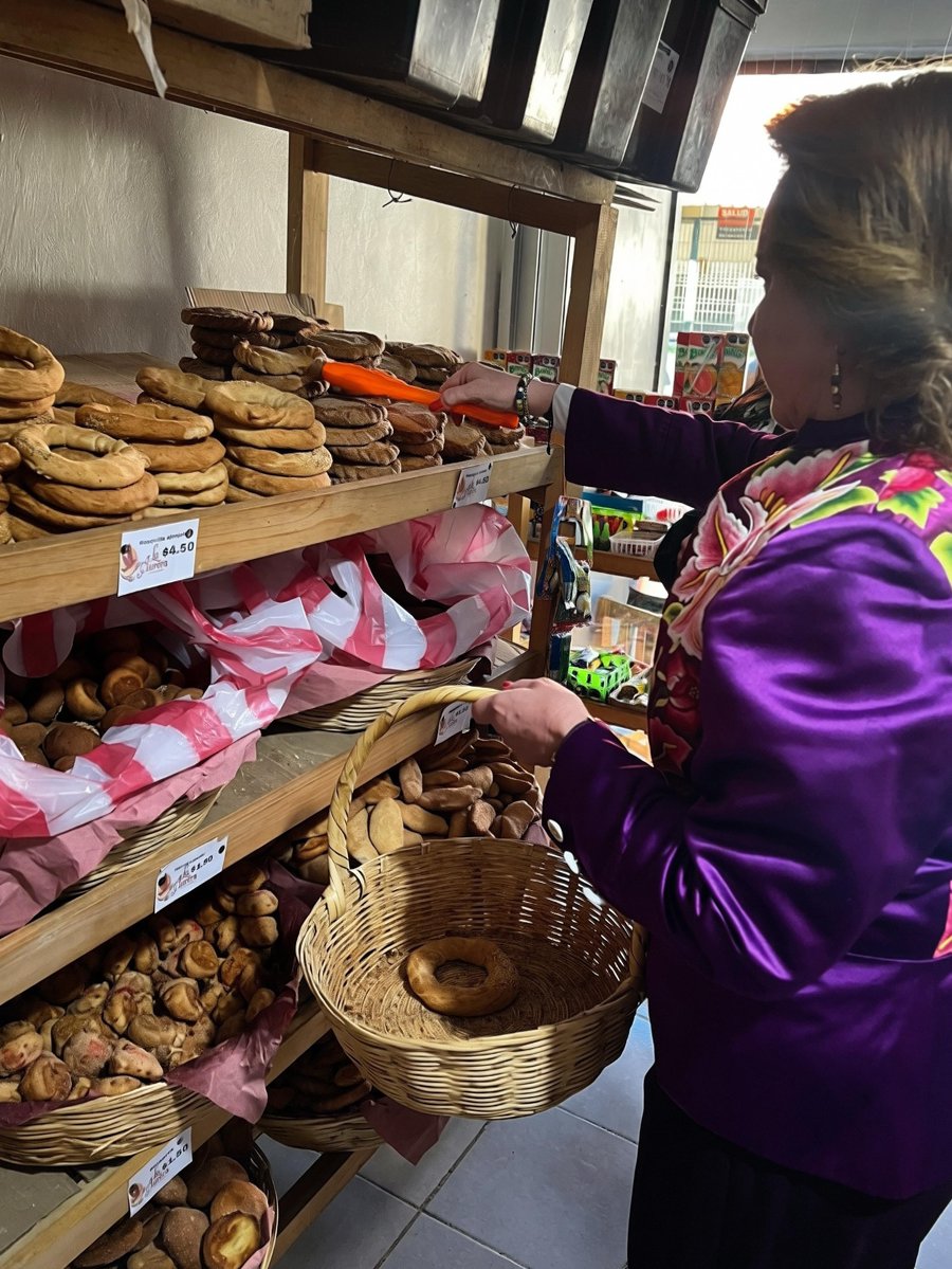 El olor a pan recién hecho y la sonrisa de quienes trabajan desde temprano te reciben apenas cruzas la puerta.
Así fue mi visita ayer a la panadería “La Aurora”, en Tenejapa, Chiapas. 
Gracias por su calidez.