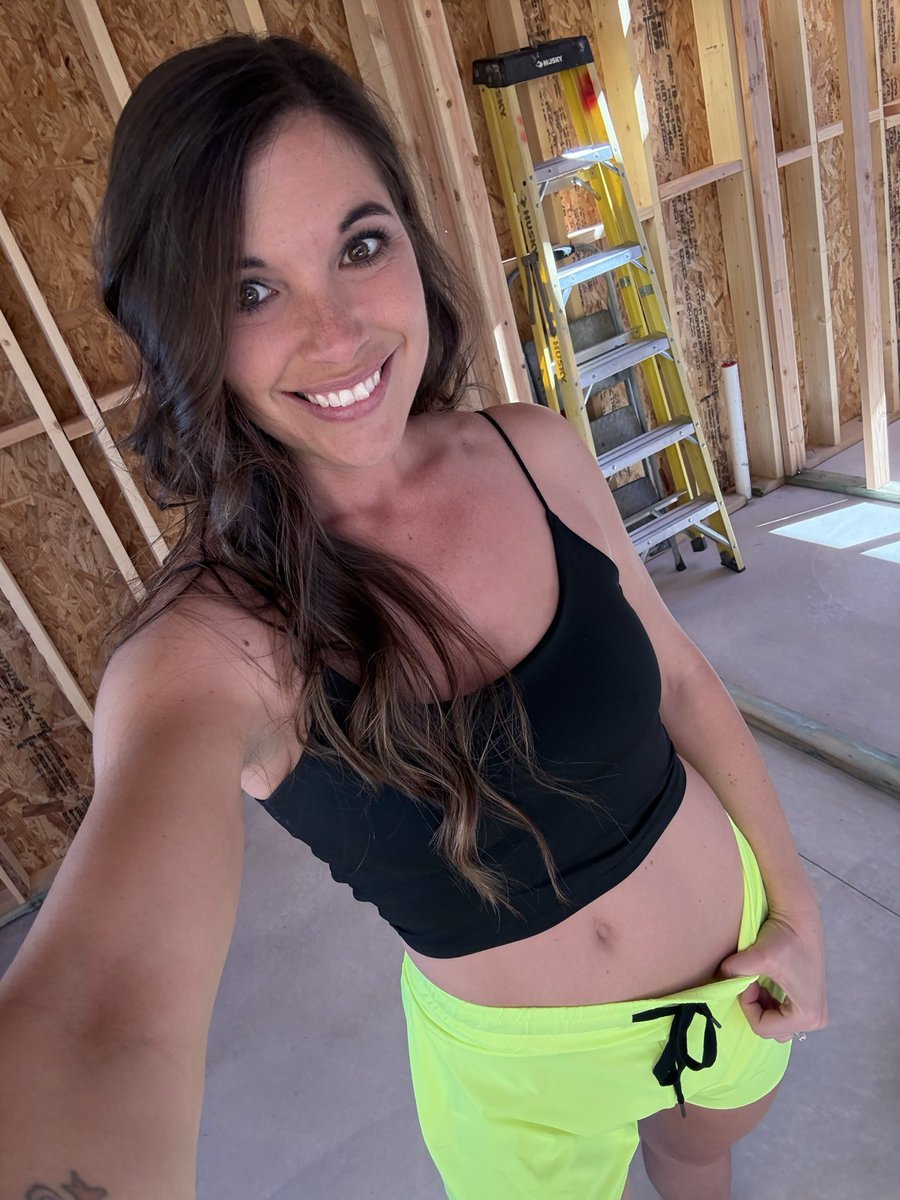 EmmaUnbound's tweet photo. Always wear attention grabbing clothing during construction. Ya know, for safety 👷🏻‍♀️⚠️💛 https://t.co/nzwpRA4WSp