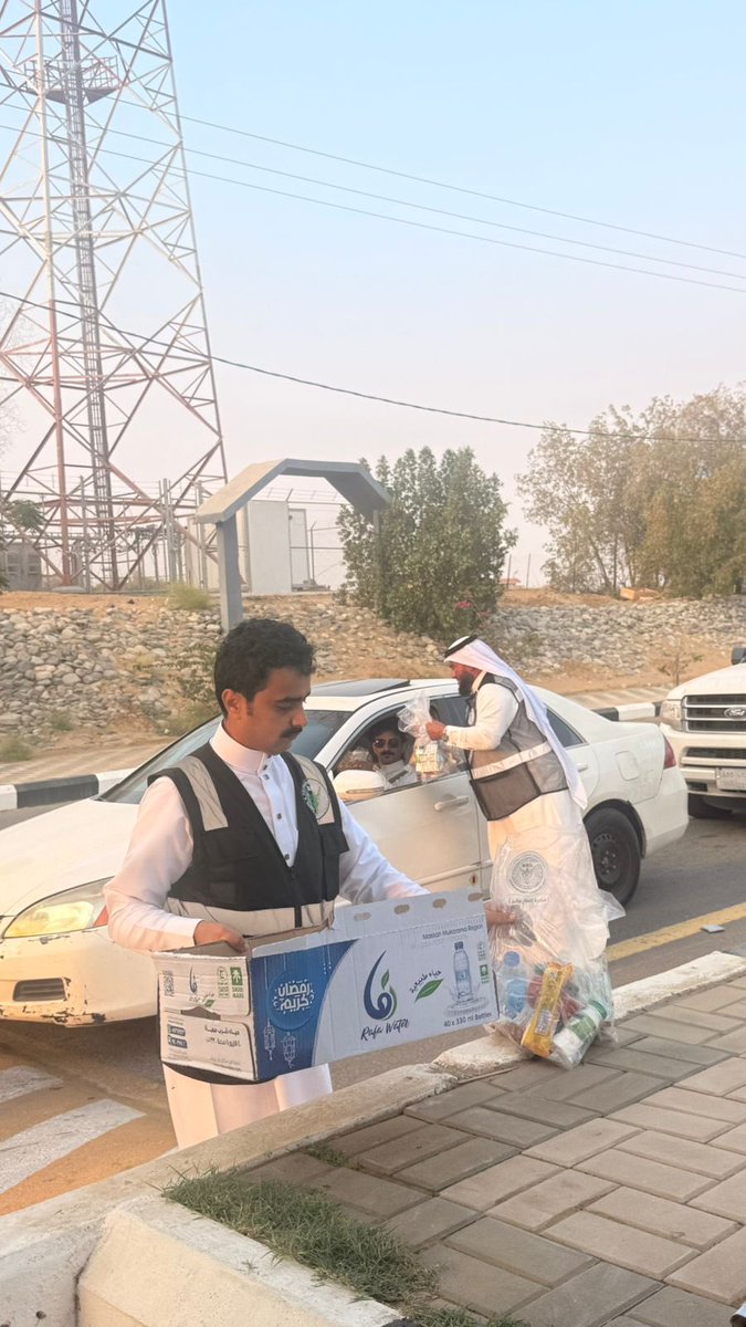 cov_ageel's tweet photo. جمعية ساعد للبحث والإنقاذ بالباحة توزّع وجبات الإفطار على المسافرين وعابري الطريق بمركز الضبط الأمني بناوان

ناوان _عقيل الزهراني 

ضمن مبادراتها المجتمعية في شهر رمضان المبارك، نفّذت جمعية ساعد للبحث والإنقاذ بمنطقة الباحة مبادرة إنسانية لتوزيع وجبات الإفطار على المسافرين وعابري الطريق، وذلك في مركز الضبط الأمني بناوان؛ في مشهد يجسّد قيم التكافل والعطاء، ويعكس حضور العمل التطوعي في خدمة المجتمع خلال الشهر الفضيل.  ￼

وشارك في المبادرة عدد من متطوعي الجمعية، حيث جرى توزيع الوجبات قبيل وقت الإفطار بما يضمن وصولها للمستفيدين بسلاسة، وبالتعاون مع الجهات العاملة في الموقع، وسط إشادة من العابرين بهذه اللفتة المباركة التي تُخفف عن المسافرين وتُعينهم على الإفطار في وقتهم.

وأكدت الجمعية أن مثل هذه المبادرات تأتي امتدادًا لرسالتها في خدمة المجتمع، وتعزيز ثقافة التطوع، ورفع مستوى الشراكة المجتمعية، لا سيما في المواقع التي تشهد حركة مرور كثيفة، كالمراكز الأمنية ونقاط التفتيش.  ￼

وتجدر الإشارة إلى أن مبادرات إفطار الصائم في مركز الضبط الأمني بناوان تشهد حضورًا وتفاعلًا مجتمعيًا واسعًا، بمشاركة جهات تطوعية وخيرية متعددة خلال أيام رمضان.