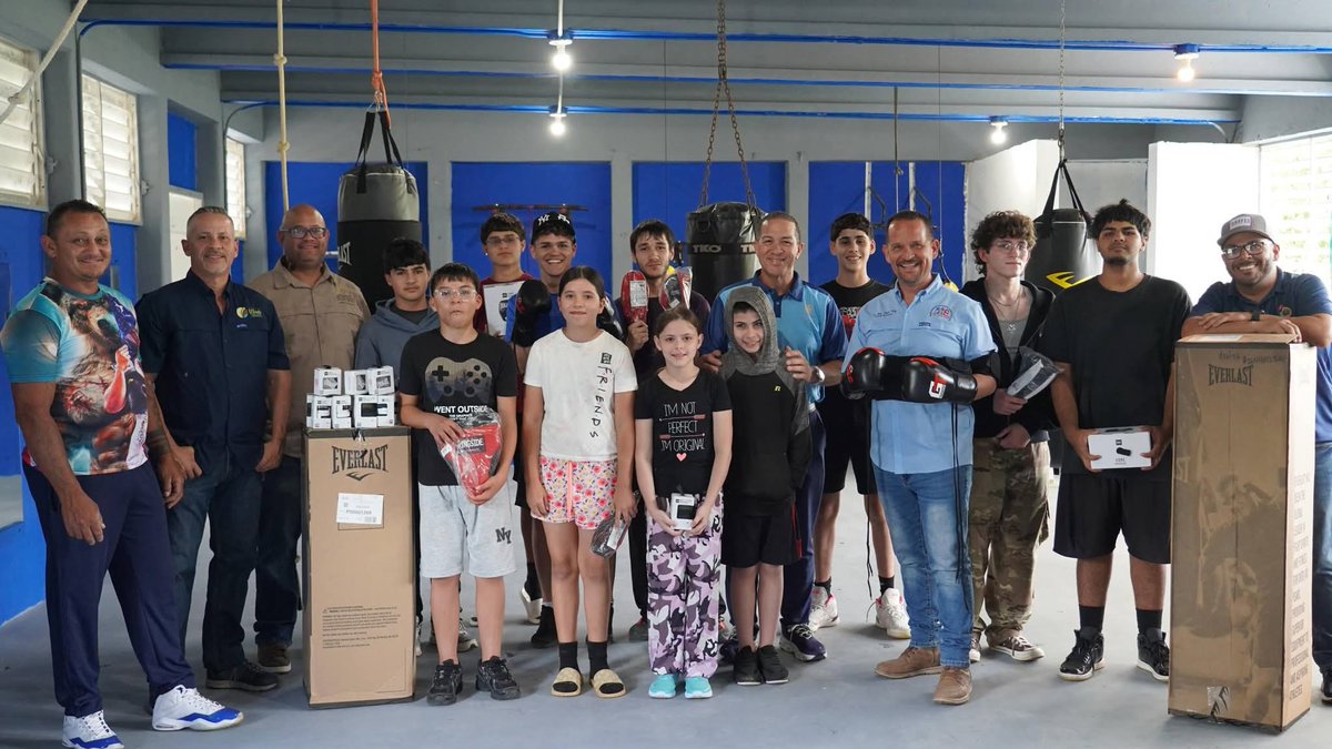 #DRD 
Entregando equipo de Boxeo para gimnasio en Utuado 
🥊🥊
Junto al Alcalde, Jorge Pérez y los chicos de nuestro Centro de Formación Deportiva DRD están mis compañeros de la agencia Edwin Hernández, Luis Seguinot y Wilson Rosales 💪🔥
#JugandoPalEquipo ‼️