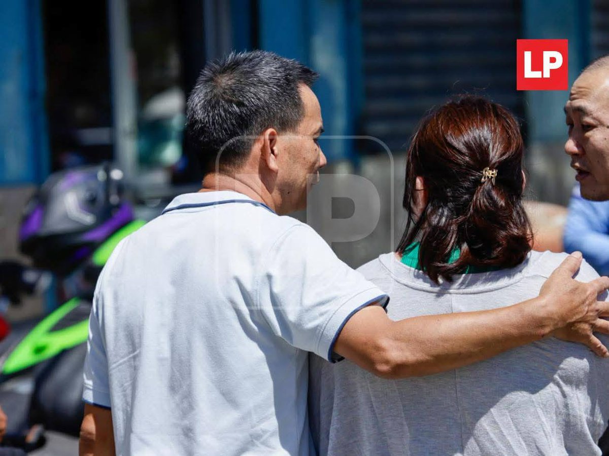 soyanoticias's tweet photo. ASESINAN A COMERCIANTE CHINO DENTRO DE SU NEGOCIO EN SAN PEDRO SULA, HONDURAS

Un ciudadano de origen chino fue asesinado a disparos la mañana del jueves, dentro de su negocio de repuestos para motocicletas, ubicado en San Pedro Sula, al norte de Honduras.

La víctima fue identificada como Xinliang Chen, de 56 años, propietario del establecimiento denominado Xing Hua. Según información preliminar, sujetos armados ingresaron al local y, sin mediar palabra, le dispararon en repetidas ocasiones, causándole la muerte en el lugar.

El ataque provocó alarma entre comerciantes y residentes del sector, algunos de los cuales optaron por cerrar sus negocios de forma preventiva ante el temor por la inseguridad. Agentes de la Policía Nacional acordonaron la escena y recolectaron evidencias para esclarecer el crimen.

Hasta el momento no se reportan personas capturadas, mientras las autoridades continúan con las investigaciones para dar con los responsables del hecho.