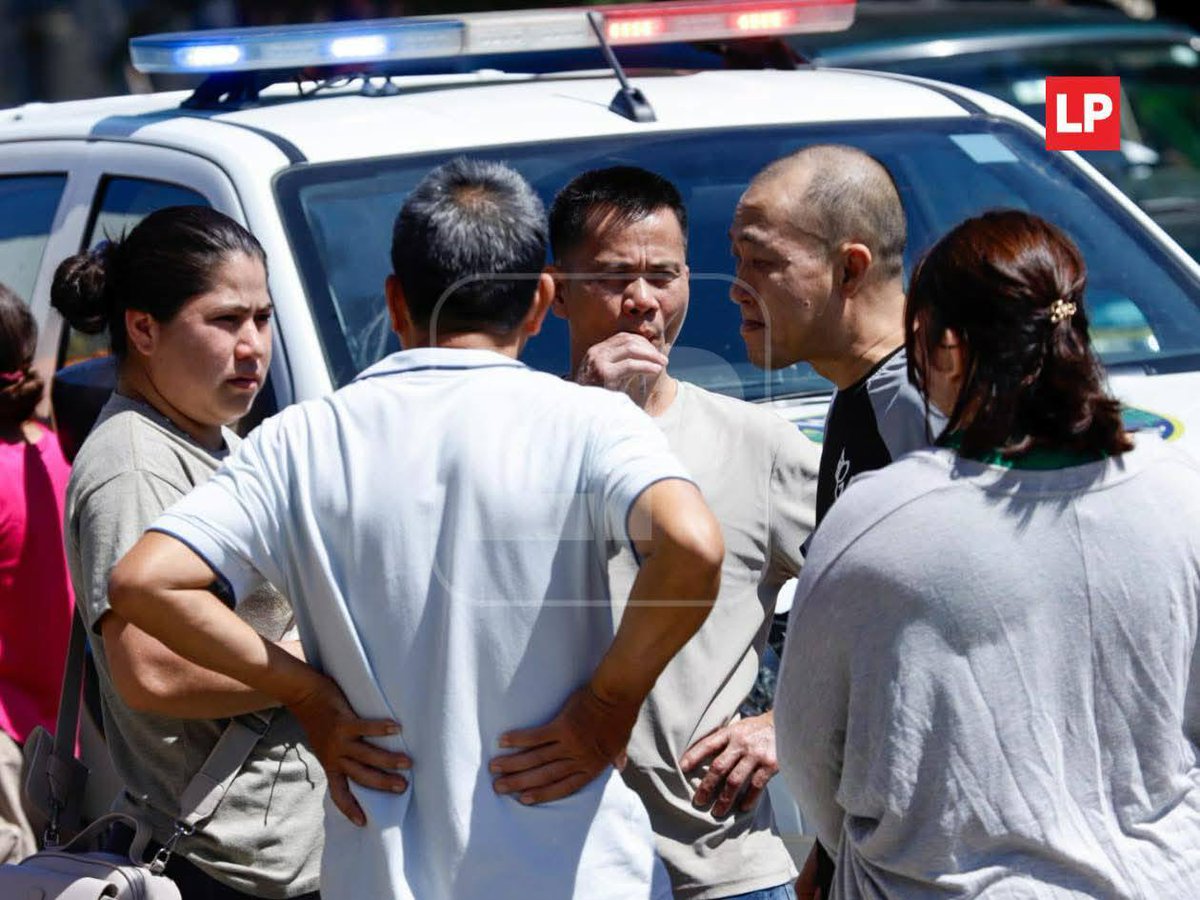 soyanoticias's tweet photo. ASESINAN A COMERCIANTE CHINO DENTRO DE SU NEGOCIO EN SAN PEDRO SULA, HONDURAS

Un ciudadano de origen chino fue asesinado a disparos la mañana del jueves, dentro de su negocio de repuestos para motocicletas, ubicado en San Pedro Sula, al norte de Honduras.

La víctima fue identificada como Xinliang Chen, de 56 años, propietario del establecimiento denominado Xing Hua. Según información preliminar, sujetos armados ingresaron al local y, sin mediar palabra, le dispararon en repetidas ocasiones, causándole la muerte en el lugar.

El ataque provocó alarma entre comerciantes y residentes del sector, algunos de los cuales optaron por cerrar sus negocios de forma preventiva ante el temor por la inseguridad. Agentes de la Policía Nacional acordonaron la escena y recolectaron evidencias para esclarecer el crimen.

Hasta el momento no se reportan personas capturadas, mientras las autoridades continúan con las investigaciones para dar con los responsables del hecho.