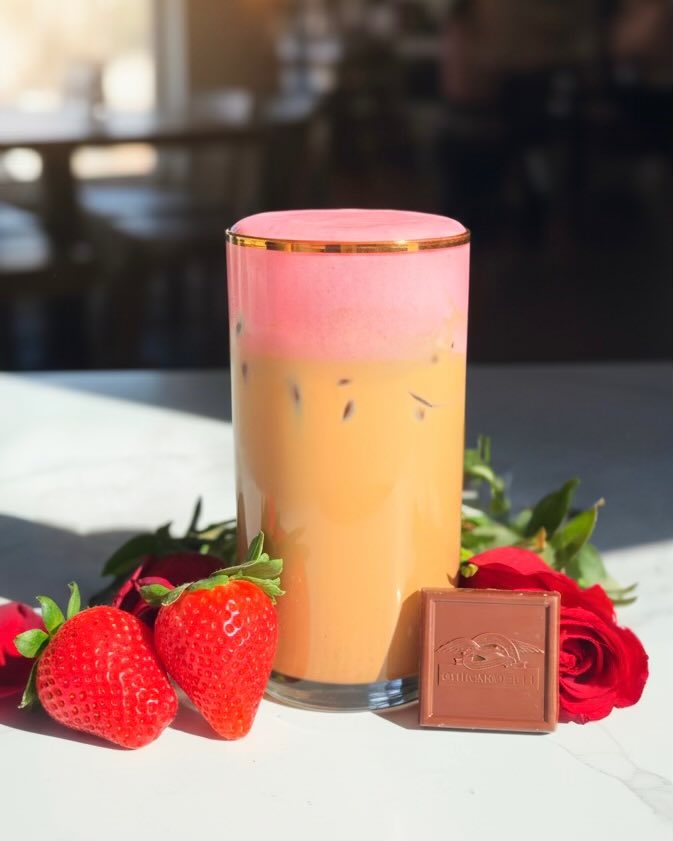 BuddyBrewCoffee's tweet image. Last call lovers🍓☕️ This is the final weekend to sip our Chocolate Covered Strawberry Latte. 

Get it while you can… spring sips are up next! 🌸 

#latte #chocolate #strawberry #espresso