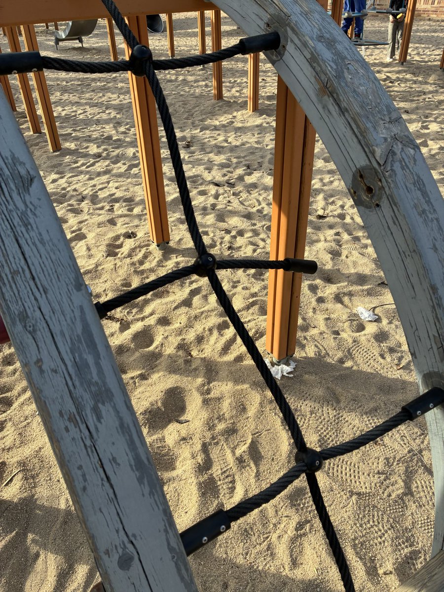 PolGorriz's tweet photo. @infolasrozas @Ayto_Las_Rozas parque al lago del Onneca. A la tercera caída hemos visto el porque…. Por favor arreglad esto y que revisen el resto de parques por favor…. https://t.co/yJqn2GDQuc