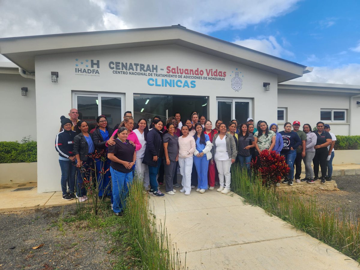 Que gran pena me causa que después de 25 años contribuyendo a la salud del pueblo hondureño, funcionarios y medios de comunicación hayan emprendido una campaña de desprestigio y mentiras contra nuestra digna y sacrificada brigada medica , siguiendo el malsano discurso de EE UU.