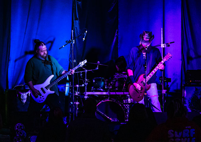 Jamsphere's tweet photo. Bones of Goliath drop a powerhouse live video for “Face The Flames.” Experience the raw energy and heavy rock intensity of their live performance! 🤘🎥
#BonesOfGoliath #FaceTheFlames #NewVideo #HeavyRock #LiveMusic - https://t.co/Bt8UQobDl4 https://t.co/2nYDxS63OT