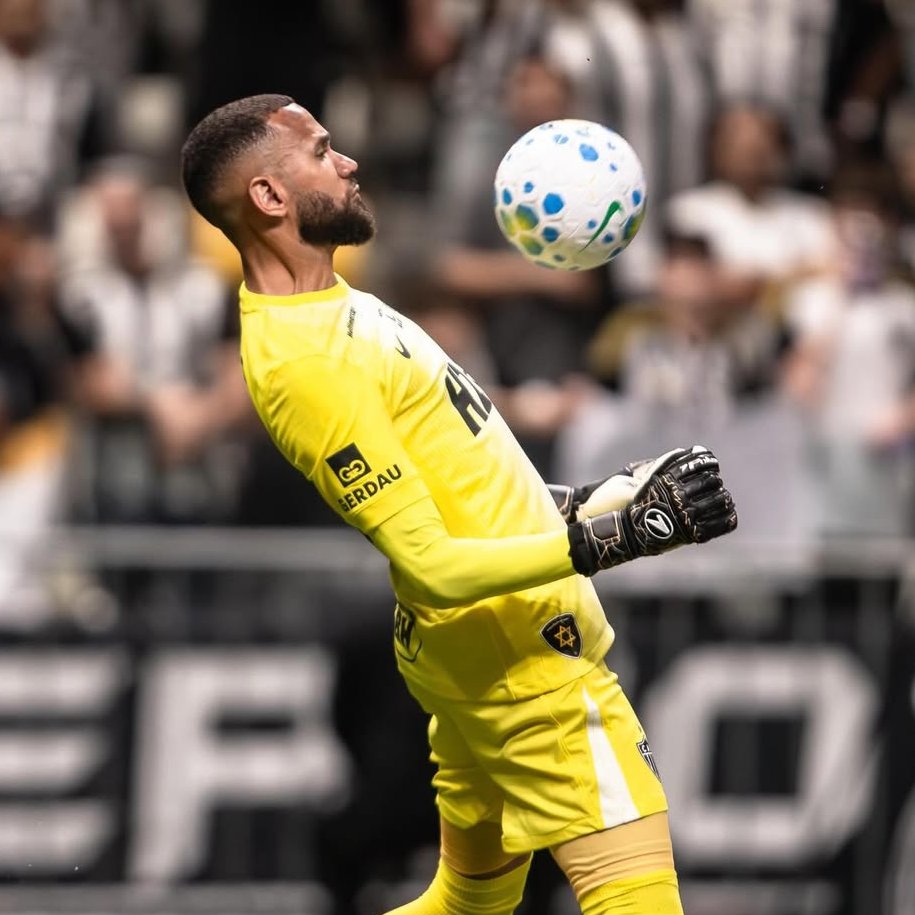 🔎 Éverson é o vice-líder em assistências entre todos os goleiros brasileiros desde que estreou pelo <a href="/Atletico/">Atlético</a>! 🎯🎯

⚔️ 357 jogos
🅰️ 3 assistências (!) 
🚫 320 gols sofridos
👐 866 defesas
🙌 459 defesas em finalizações na área
📊 73% bolas defendidas (!) 
🧤 140 jogos sem