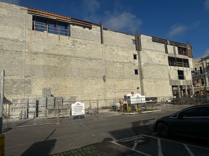 SentryMgmt's tweet photo. Big things are rising in Coconut Creek! 🏗️🌆

Check out the construction of our newest Sentry Self Storage facility—a massive, 5-story, state-of-the-art landmark in the making! Bringing premium storage excellence to the community. 🛡️✨

#SentrySelfStorage #CoconutCreekFL https://t.co/IQsEsAeVqP