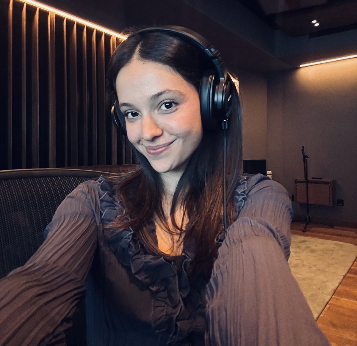 ¿Cómo van esos nervios? Oficialmente, y tras meses de espera, en 3 horas tendremos en nuestra plataforma digital favorita el primer single de Claudia🥹Cuesta  creerlo…

Da  like  a  este  tweet  si  te  vas  a  quedar  al  estreno  esta  noche🩷