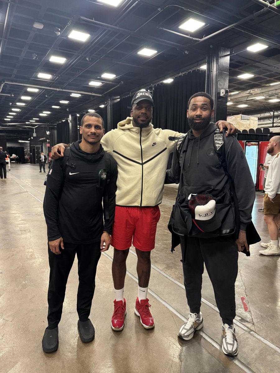 jflow41's tweet photo. The bros 💛💙 #bestvirginia #letsgoceltics https://t.co/vKaLxJenD1