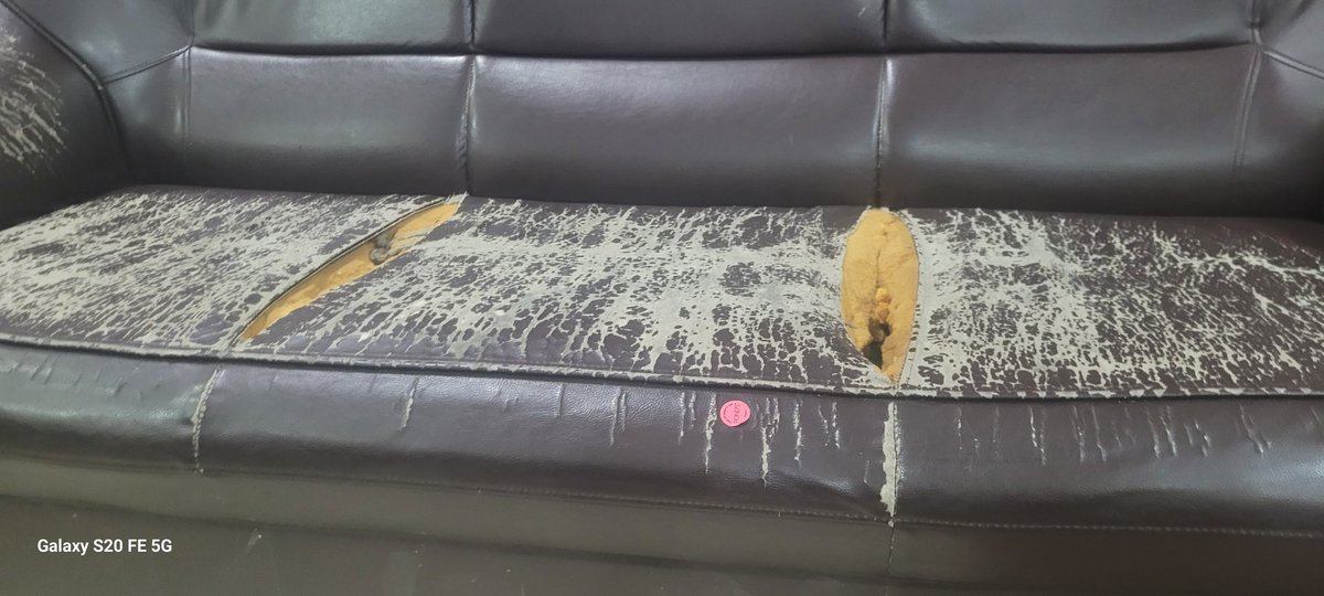 SandypkcSandeep's tweet photo. @drmngpsecr,@AshwiniVaishnaw
Status of sofas at NGP, AC, waiting rooms at PF1. Toilets are dirty like a public toilet. Please charge few paise per traveller n provide us good services. We don't mind paying extra for a better treatment. https://t.co/neJBS9jItw
