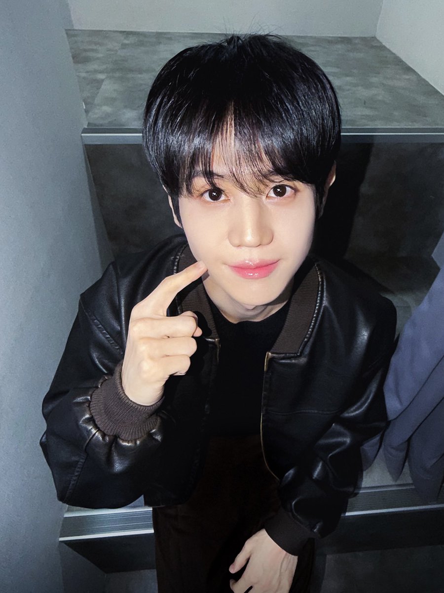 Highlight_AUent's tweet photo. [📸] 양요섭(YANG YOSEOP) THE 3rd MINI ALBUM [Unloved Echo] 발매 기념 팬사인회 - 5

[Unloved Echo] 발매 기념 다섯 번째 팬사인회💛🪽
오늘도 시간내어 만개한 웃음을 선물해주신 여러분 고맙습니다🌹💡
모두 좋은 꿈 꾸시고 내일 만나요! 굿밤🌙

(두번은 당하지(?) 않는 재빠른 바지 숨김이 내심 아쉬운 날입니다.)

#Unloved_Echo
#옅어져가 #Fade_Away
#하이라이트 #HIGHLIGHT
#비스트 #BEAST
#양요섭 #YANGYOSEOP